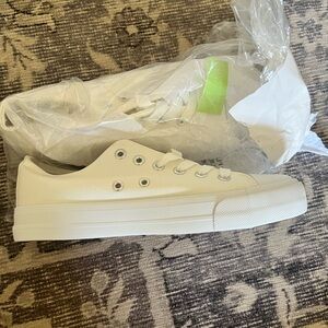 NWT White Canvas Shoes Size 7